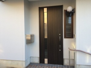 重厚感がありながらも採光性も高いドアになりました