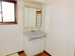 部屋全体のクロスを張り替え、明るい印象になりました