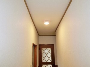 部屋全体のクロスを張り替え、明るい印象になりました