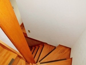 部屋全体のクロスを張り替え、明るい印象になりました