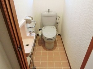 部屋全体のクロスを張り替え、明るい印象になりました