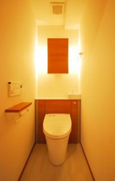 間接照明がホテルのような高級感あるトイレを演出