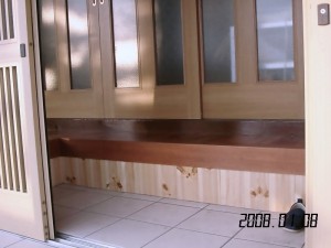 土間だった玄関にタイルを貼り、段差も少なくしました。