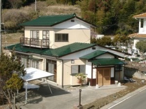 開閉が重かった木製玄関ドアをアルミ製の玄関ドアに変更しました。デザインは外観に合せました。