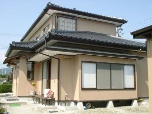 建物の劣化を防止するためシーリングを全て打ち直し、外壁の色も明るくし、雰囲気を変えました！