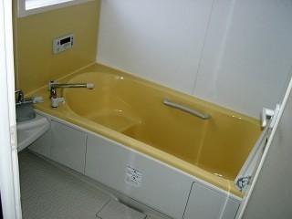 暖かみのある浴槽と機能で快適なお風呂空間となりました。