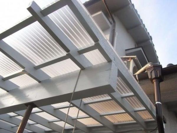 柱から劣化したテラス屋根の交換工事
