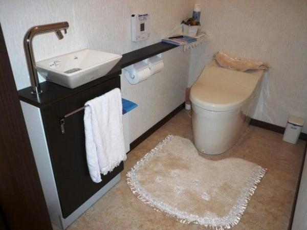 こだわりのマットが映えるようトイレのフォルムにもこだわりました