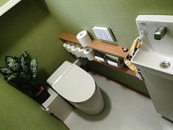 手洗い器を別に設置し、トイレはタンクレスに。スッキリとしたトイレ空間になりました。