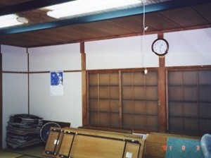 公民館の壁にクロスを貼ったことで、部屋が明るくなりました