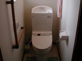 和式トイレから洋式トイレへ全面をリフォームしました。