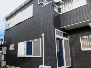 光沢あるシックな外壁に仕上がりました。
