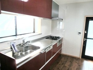 キッチンの面材と床や壁などの内装の調和がとれた気持ちのいいキッチンに