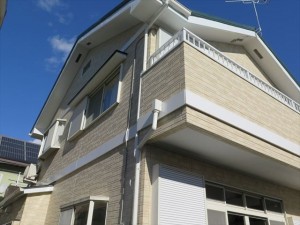 既存の外壁の上から通気層を設けて防火サイディングを施工した仕上がりとなっています。
