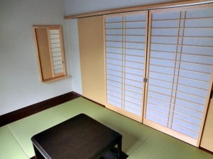 自然素材を使用した木の温もり溢れる明るいくつろぎの空間に