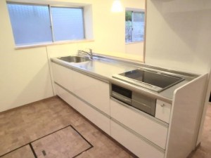 ホワイトで統一された清潔感と使い勝手のキッチンへ。対面式にしてLDKを一体化させました。