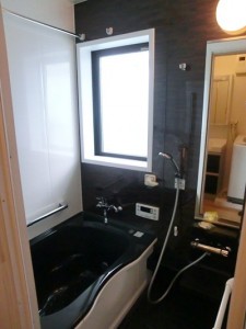 全く異なる雰囲気の浴室に、バリアフリーにも配慮しています