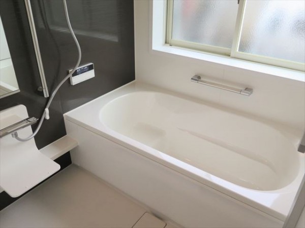 システムバスには断熱浴槽タイプを採用し、ゆったり出来てデザイン的な仕上がりになっています。
