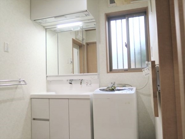窓を付け替えてありますので洗面化粧台や洗濯機の配置を変える事が出来ました。