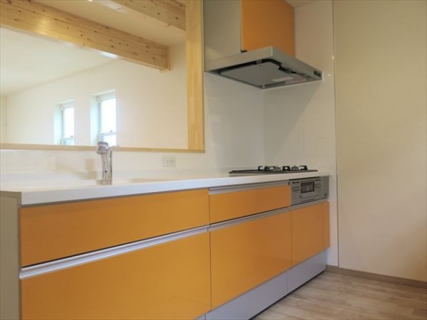 一体的に視界が広がったキッチンでは仕上げ材や建具など全てが新品に造られました。