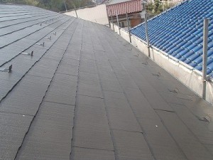 汚れていた屋根が塗装で生まれ変わりました