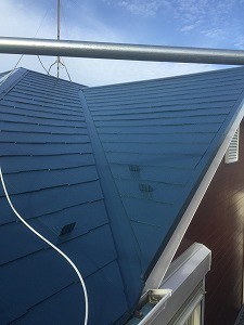 引き立つブルーの屋根に塗り替えました