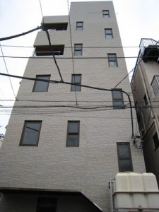 ヒビ割れが発生していたビルの外壁にサイディングを張りました