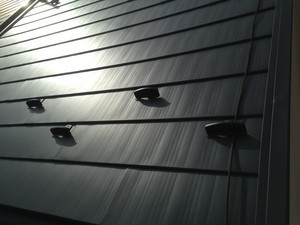 雨漏りしていた屋根を金属屋根材に張替えいたしました。