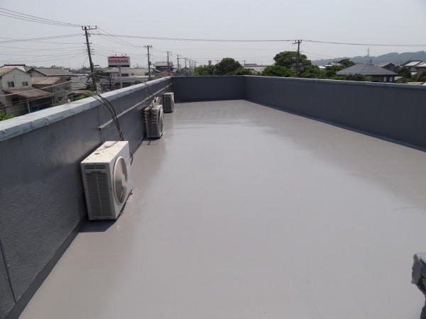 ムラなく綺麗な仕上がりに。これで雨漏りの心配もありません。