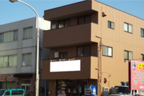 ひときわ目立つ外観のビルになりました。