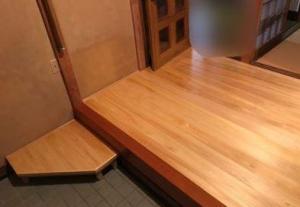 重ね貼りで明るく広々とした玄関へ