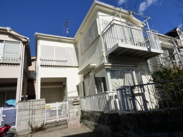 真っ白なシンプルの外観になりました