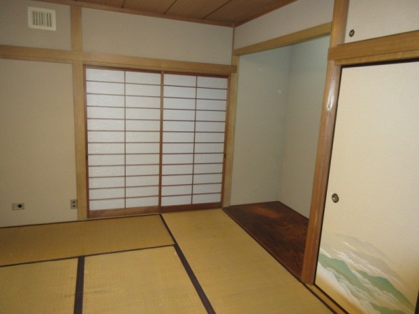 和室の木部アク洗いと壁をクロスで仕上げ、和室の印象が変わりました。